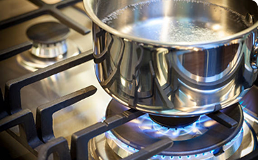Dicas para você economizar o gás de cozinha na hora de preparar a refeição